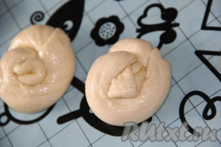 Слегка растянуть трубочку и завернуть узелок.