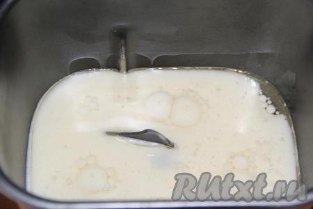 В разных ёмкостях подогреть молоко и воду (сильно подогревать не нужно, они не должны быть горячее 40 градусов). Я замес теста сделала в хлебопечке, но можно, конечно, и замесить тесто руками. В ведёрко хлебопечки влить молоко, растительное масло и воду, затем добавить сахар.