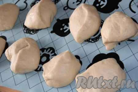 Обмять тесто и разделить на 16 частей.