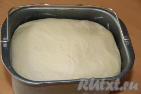 Тесто хорошо поднимется, увеличившись в несколько раз. Обмять его и дать подняться второй раз. У меня на второй подъём ушло 35 минут.