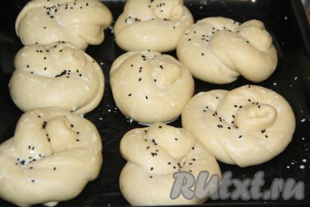 Сбрызнуть подошедшую ачму водичкой (или молоком), посыпать чёрным тмином. В разогретую духовку поставить противень с булочками и выпекать минут 25 при температуре 200 градусов.