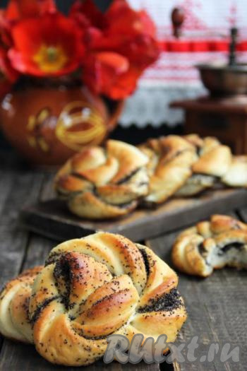 Пышные, очень вкусные и красивые булочки с маком, приготовленные из дрожжевого теста, подать к столу. Такая аппетитная выпечка никого не оставит равнодушным!