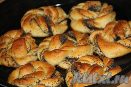 Готовые горячие булочки с помощью силиконовой кисточки смазать мёдом и немного остудить.