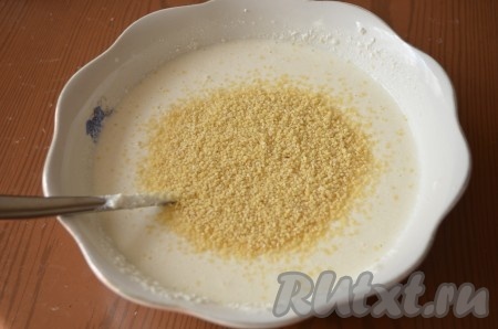Добавить кус-кус, перемешать, оставить на 10 минут для набухания.