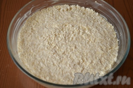 Выложить творожную массу в смазанную сливочным маслом форму для запекания.