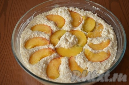 При желании поверх творога можно выложить порезанные ломтиками фрукты. У меня на фото - персик.