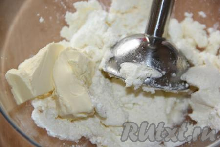 Затем добавить мягкое сливочное масло (для того чтобы масло стало мягким, заранее достаньте его из холодильника и дайте ему размягчиться при комнатной температуре), ещё раз пробить массу блендером.