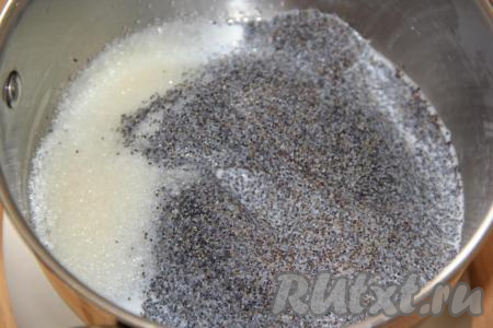 Для приготовления маковой начинки насыпать в кастрюлю мак, добавить сахар и молоко.&nbsp;