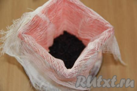 Форму для творожной пасхи (объём моей формы 450 мл) выложить марлей в два слоя. Края марли должны свисать с формы. На дно выложить немного маковой начинки.&nbsp;