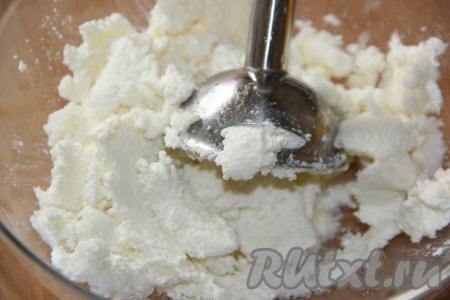 Пробить творог погружным блендером.