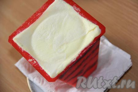 Готовую пасху освободить от марли и перевернуть на тарелку.