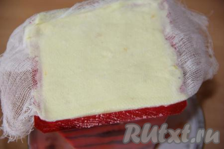 Таким образом, чередуя маковую начинку и творожную массу, сформировать всю пасху (верхним слоем должна быть творожная масса). Моя творожная пасха с маком состояла из 9 слоёв. Свисающими краями марли накрыть последний слой пасхи. Форму с творожно-маковой пасхой поставить на тарелку (в эту тарелку в дальнейшем будет сливаться выделяющаяся жидкость, которую периодически нужно будет выливать). Поверх пасхи, накрытой марлей, поставить блюдце и груз. Поместить тарелку с творожной пасхой и грузом в холодильник на 10-12 часов.