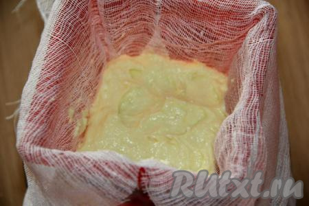 Затем выложить немного творожной массы и слегка утрамбовать.