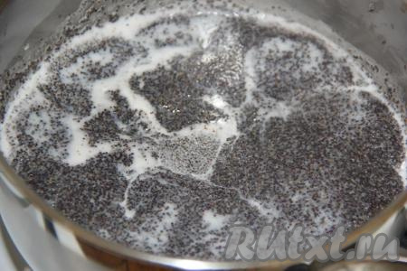 Поставить кастрюлю на средний огонь и варить маковую начинку минут 5, помешивая, затем снять с огня и остудить.