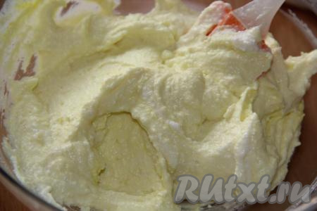 Перемешать массу блендером или лопаткой. Масса получится очень воздушной.