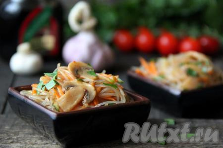 Закуску из фунчозы с овощами и шампиньонами&nbsp;можно подавать к столу. По желанию, можно добавить рубленную зелень или кунжут.