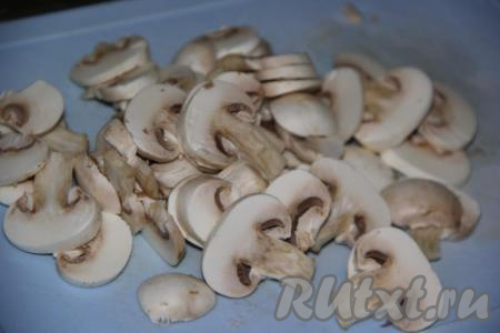 Шампиньоны вымыть и нарезать тонкими пластинами.