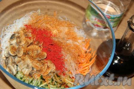 Добавить чеснок, пропущенный через пресс, приправу для моркови по-корейски, паприку и соль.