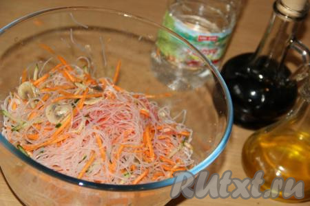 Тщательно перемешать фунчозу с шампиньонами и овощами. Затем влить уксус, лимонный сок, оливковое масло и соевый соус.