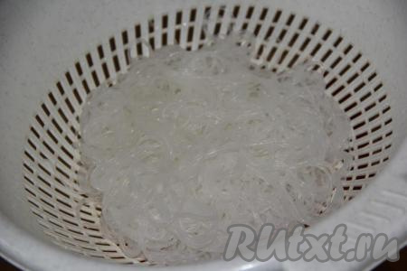 По истечении времени фунчозу откинуть на дуршлаг и промыть холодной водой.