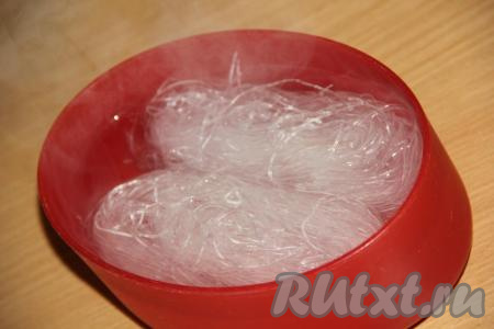 Фунчозу залить горячим кипятком и оставить минут на 5-7.