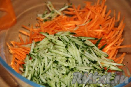 Морковку очистить и натереть на тёрке для моркови по-корейски. Огурец вымыть и натереть на тёрке (или нарезать длинными брусочками).