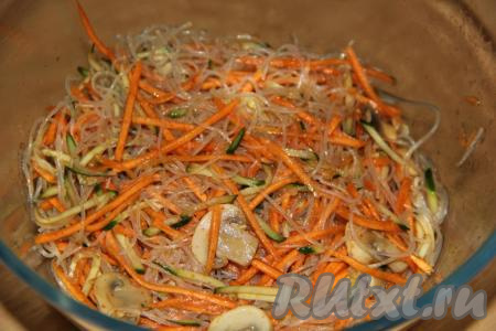 Перемешать закуску и поставить в холодильник на пару часов.