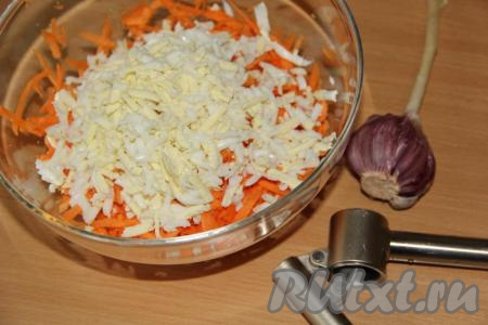 Яйца натереть на тёрке и вместе с зубчиками чеснока, пропущенными через пресс, добавить к моркови.