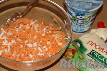 Перемешать салат, посолить по вкусу и заправить сметаной (или майонезом).