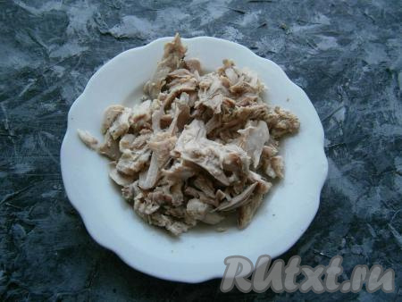 Отделить мясо от костей, если нужно, измельчить.