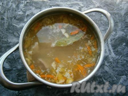 Когда картошка станет мягкой, в суп из кролика выложить обжаренные овощи, добавить соль по вкусу, приправу, специи, лавровый лист.