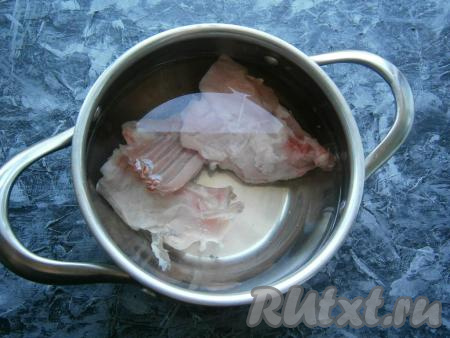 В кастрюлю выложить вымытое мясо кролика, влить воду и отправить на огонь, после закипания уменьшить огонь, убрать пену, посолить бульон.