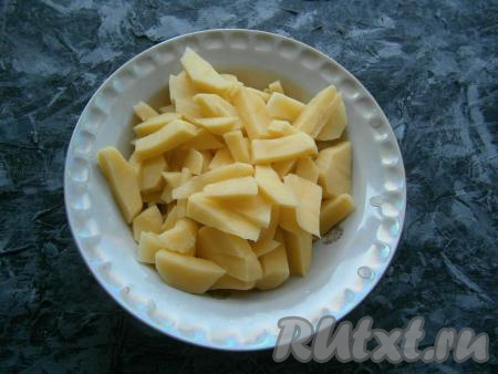 Картофель, лук, чеснок и морковь очистить. Картошку нарезать небольшими кусочками.