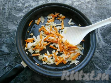 Обжарить овощи на среднем огне, помешивая, до мягкости.