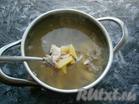 Картофель отправить&nbsp;в кипящий бульон (если часть воды выкипела в процессе варки крольчатины, долить до нужного количества). Варить картошку на небольшом огне около 20 минут. После этого&nbsp;выложить в кастрюлю мясо кролика.