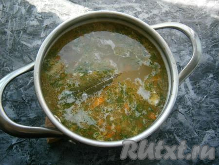 Затем&nbsp;добавить в кастрюлю измельченный укроп, проварить суп еще минуты 3 с момента закипания и выключить огонь. Накрыть кастрюлю крышкой и дать супу настояться 10-15 минут.