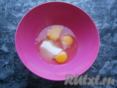 Разбить яйца в миску, затем всыпать сахар и ванильный сахар.