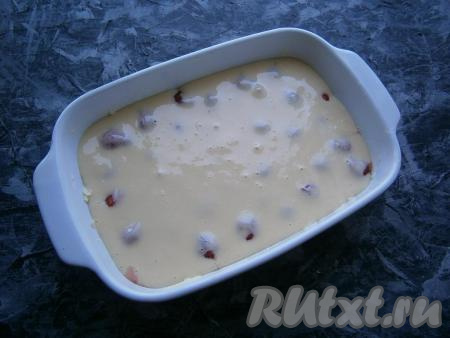 Залить клубнику подготовленным тестом.