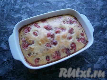 Выпекать клафути с клубникой в разогретой духовке при температуре 180 градусов минут 30.