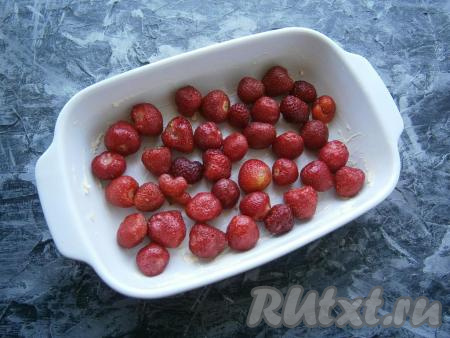 Клубнику вымыть, обсушить. Смазать сливочным маслом форму для выпечки (у меня форма размером 23х16 см). В подготовленную форму выложить целые ягоды клубники.