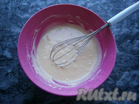 Тесто для приготовления клафути с клубникой получится довольно жидким.