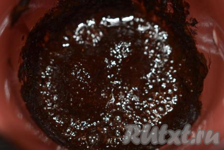 Когда все пончики будут готовы, ставим в микроволновку мисочку с кусочками шоколада. Разогреваем шоколад, примерно, 1 минуту.