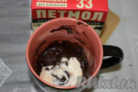 К шоколаду добавляем сливки (или молоко), отправляем еще на 30 секунд в микроволновку.
