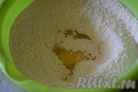 В мучную смесь добавляем яйцо и&nbsp;ванилин.