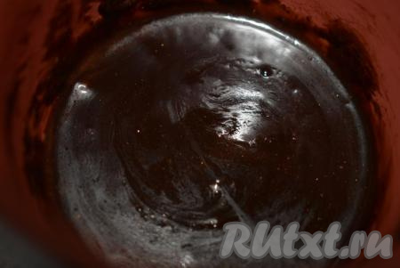 Перемешиваем шоколад со сливками до однородности и наша шоколадная глазурь для пончиков готова.
