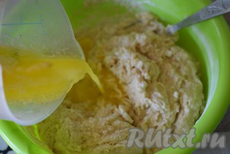 Выливаем туда же&nbsp;опару, добавляем растопленное не горячее сливочное масло и начинаем замешивать тесто сначала при помощи ложки, а затем, когда тесто свернется в шар, продолжаем вымешивать его руками в течение&nbsp;10 минут.