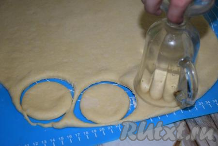 Далее вырезаем при помощи стакана кружочки.