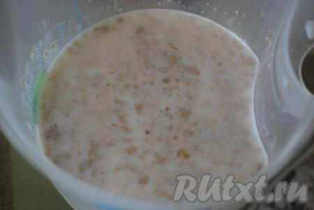 Перемешаем молоко с сахаром и дрожжами, дадим постоять, примерно, 5-7 минут (для того чтобы дрожжи активировались). Когда дрожжи начнут работать, у нашей молочной смеси появится пенная шапочка, значит опара для пончиков&nbsp;готова.