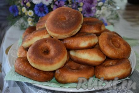 Готовые пончики достаем из сковороды и выкладываем на бумажные полотенца для удаления лишнего жира. Таким образом жарим все пончики. Пончиков у меня вышло 28 штук.