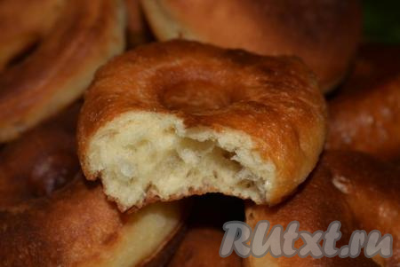 Вот какими воздушными и нежными пончики получаются внутри.